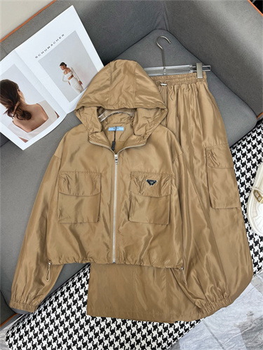 프라다 바람막이 후드자켓 스커트 세트 P43907 2025/신상