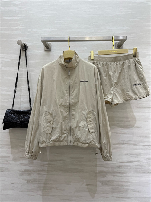 미우미우 트레이닝 세트 M44106 2025/신상