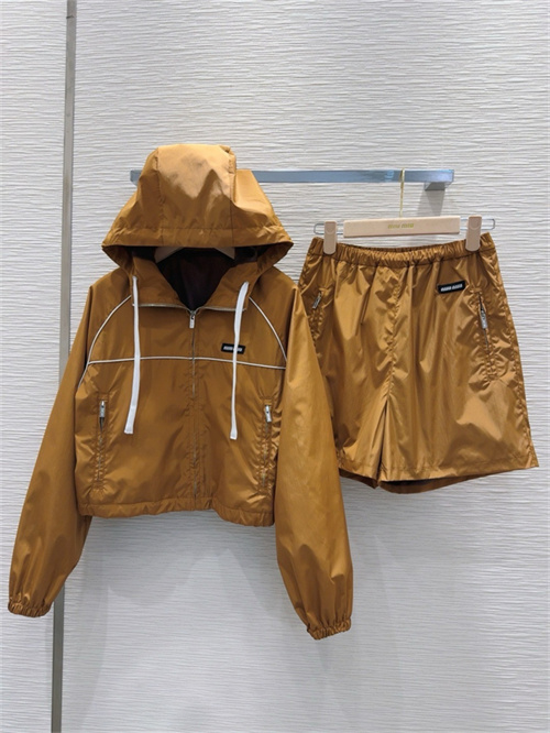 미우미우 후드 트레이닝 세트 M55404 2025/신상