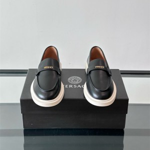 베르사체 남성용 로퍼 V86239-2 2025/신상