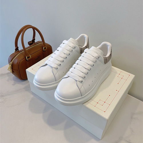 알렉산더맥퀸 남여공용 스니커즈 M18546-2 2025/신상