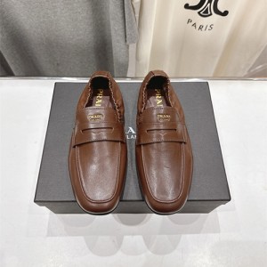 프라다 여성용 로퍼 P66743-2 2025/신상